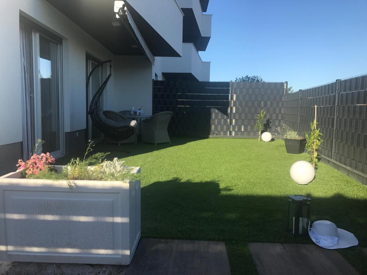 Hedonist-Luxury 2 Bedroom Apartment With Private Hot Tub, Garden And Free Parking Trogir Exterior foto
