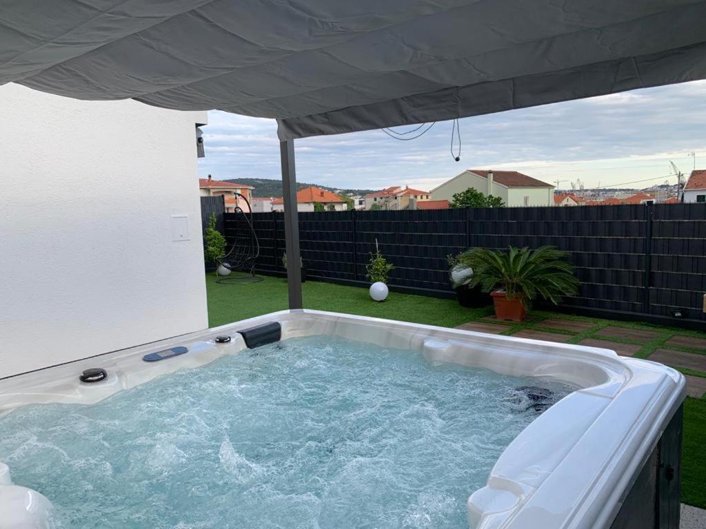 Hedonist-Luxury 2 Bedroom Apartment With Private Hot Tub, Garden And Free Parking Trogir Exterior foto