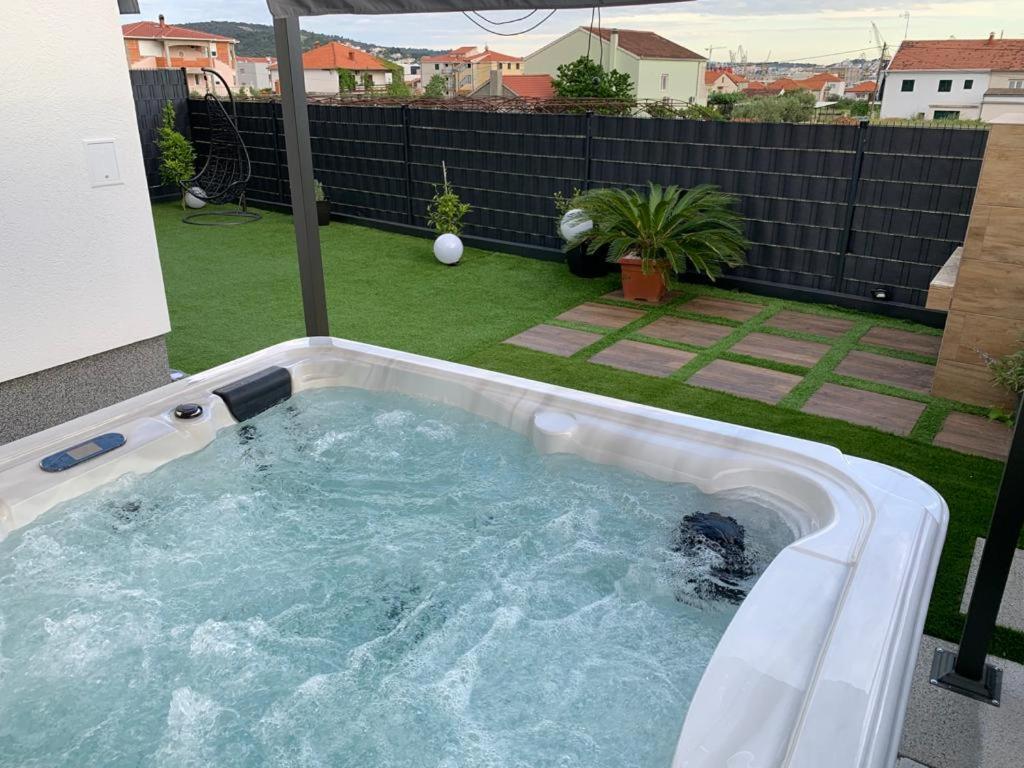 Hedonist-Luxury 2 Bedroom Apartment With Private Hot Tub, Garden And Free Parking Trogir Exterior foto