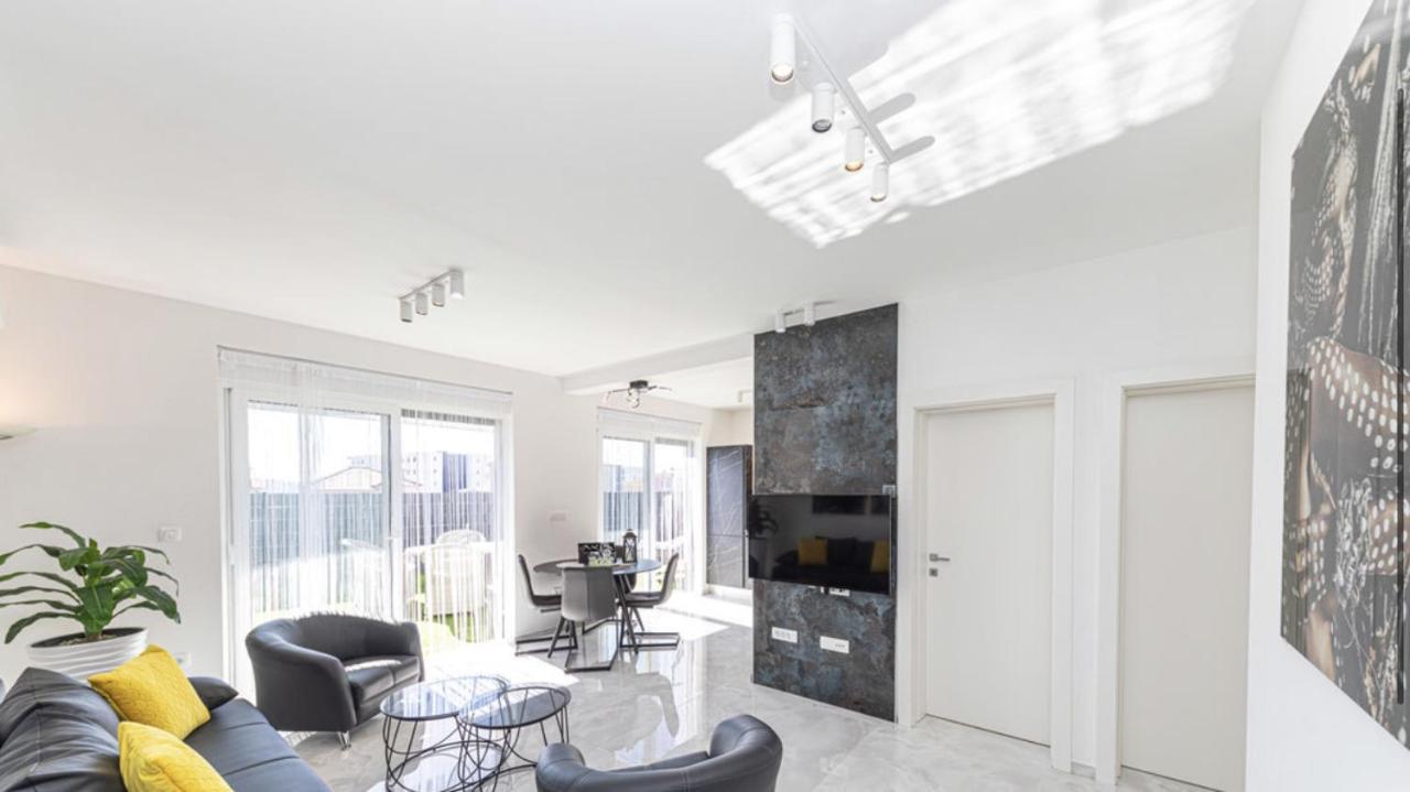 Hedonist-Luxury 2 Bedroom Apartment With Private Hot Tub, Garden And Free Parking Trogir Exterior foto