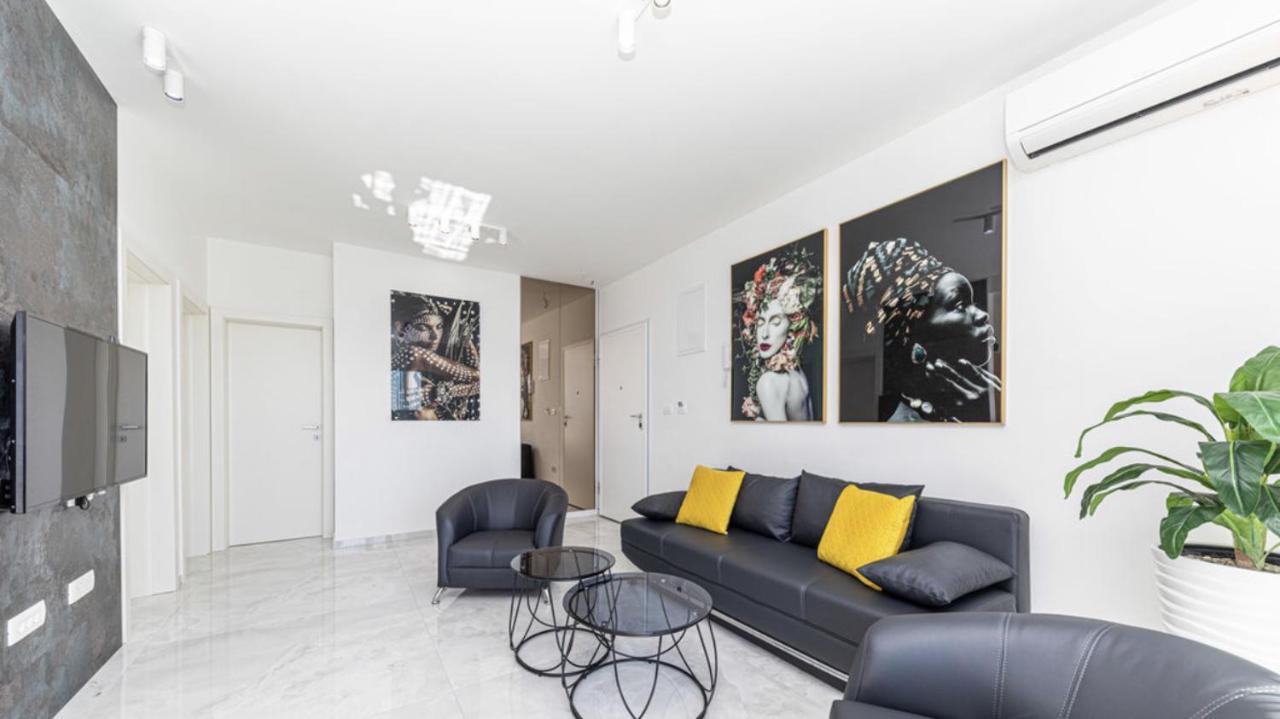 Hedonist-Luxury 2 Bedroom Apartment With Private Hot Tub, Garden And Free Parking Trogir Exterior foto