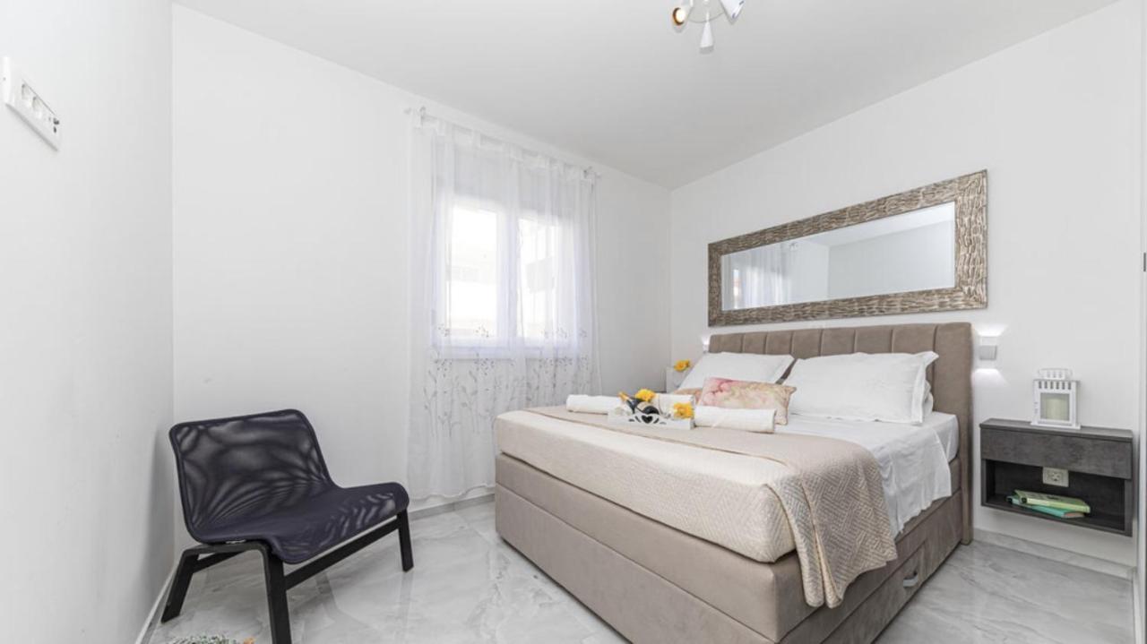Hedonist-Luxury 2 Bedroom Apartment With Private Hot Tub, Garden And Free Parking Trogir Exterior foto