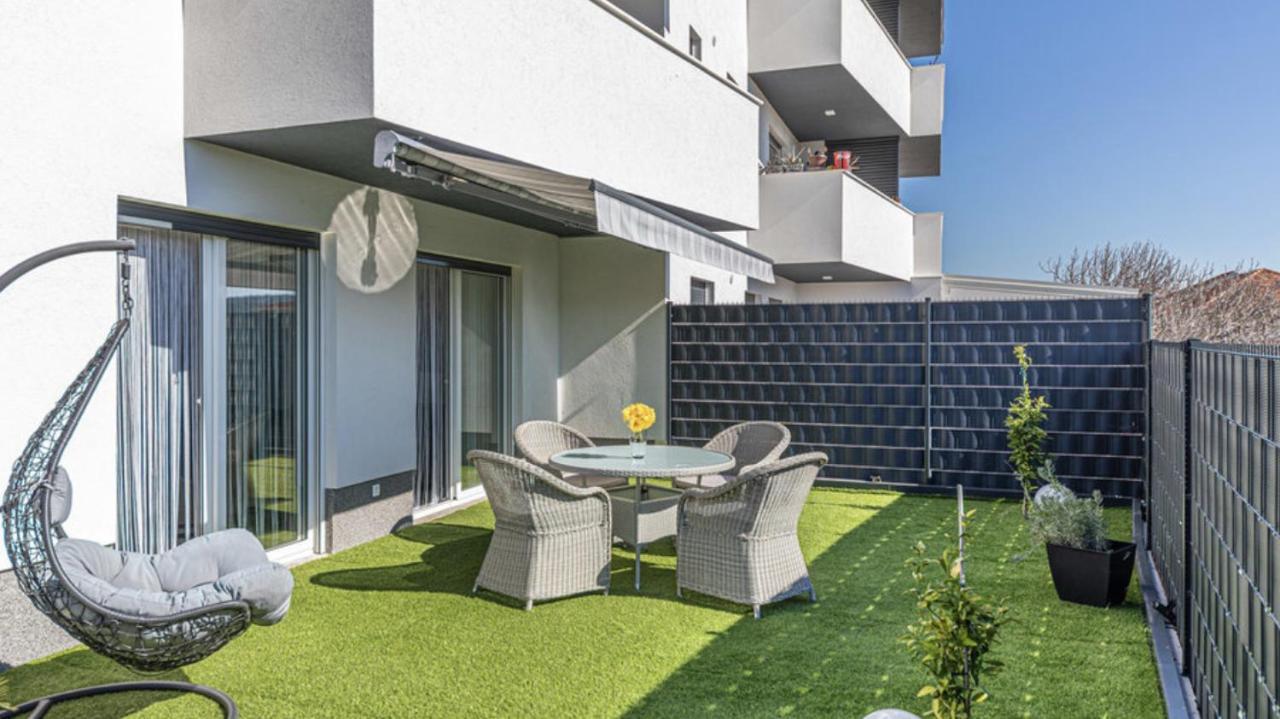 Hedonist-Luxury 2 Bedroom Apartment With Private Hot Tub, Garden And Free Parking Trogir Exterior foto